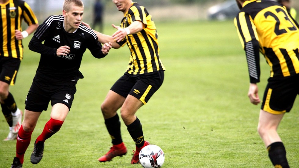 Lukas Nyman, som spelade i Fanna i både division 2 och division 3 under 2020-2021, gör comeback till avslutningen av serien. 25-åringen är ett alternativ att lösa mittbacksproblemen, när många är frånvarande. "Han är med i truppen", säger tränaren Ali Fares.