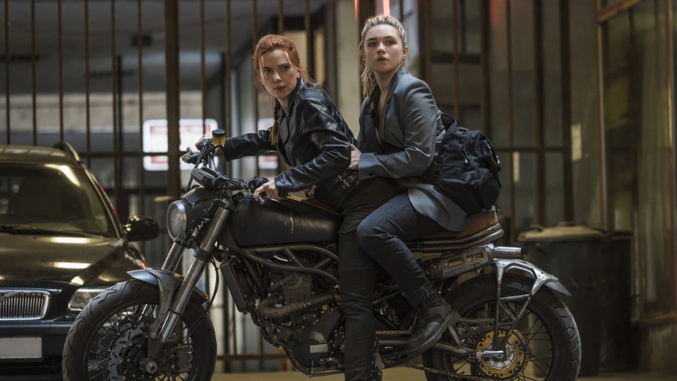 Det blir syskongnabb när Johanssons rollfigur Natasha Romanoff ställs mot sin lillasyster Yelena, spelad av Florence Pugh. Pressbild.