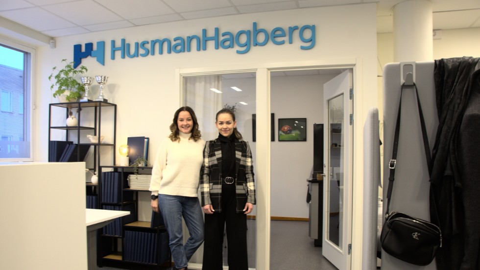 Sandra Apelqvist och Linda Eriksson vid Husman Hagberg i Gällivare. "Mycket säljs innan det kommer ut som kommande."