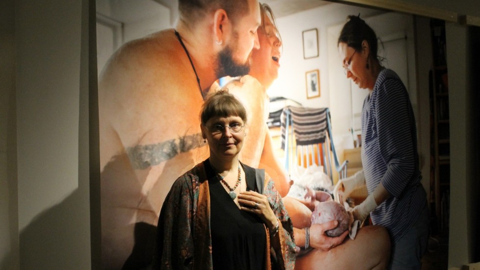 Fotografen Elisabeth Ubbe visar starka bilder på kvinnor som föder, med stöd och kärlek från sin partner och barnmorskan, i "Kärlekens kraft" på Arbetets museum.