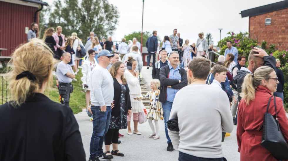 Skolavslutning som vi minns den, med massor av familj, släkt och andra. 
