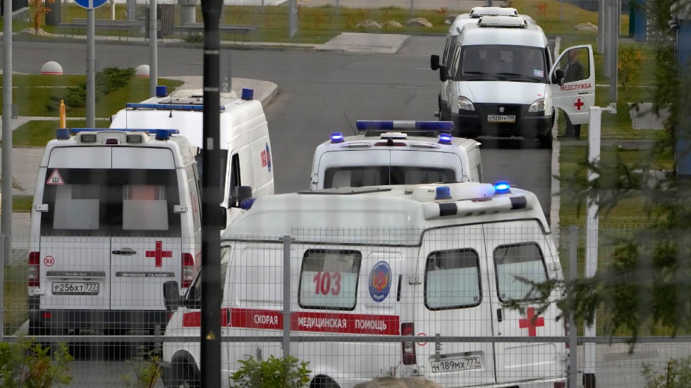 Ambulanser på kö för att lämna av patienter med misstänkt covid-19 till ett sjukhus i Kommunarka utanför Moskva. Arkivbild.
