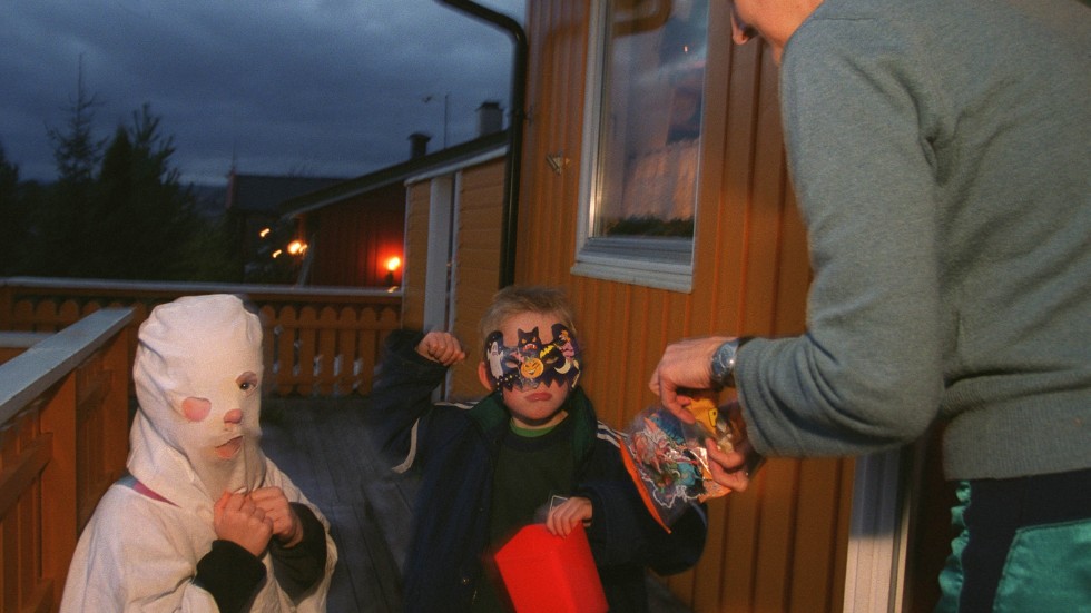 I år tycker smittskyddsläkaren det är ok att barnen leker "bus eller godis" i grannskapet. Men han värnar om en ömsesidig respekt i samhället. Alla människor kommer inte att öppna dörren för barnen, och det är helt ok.