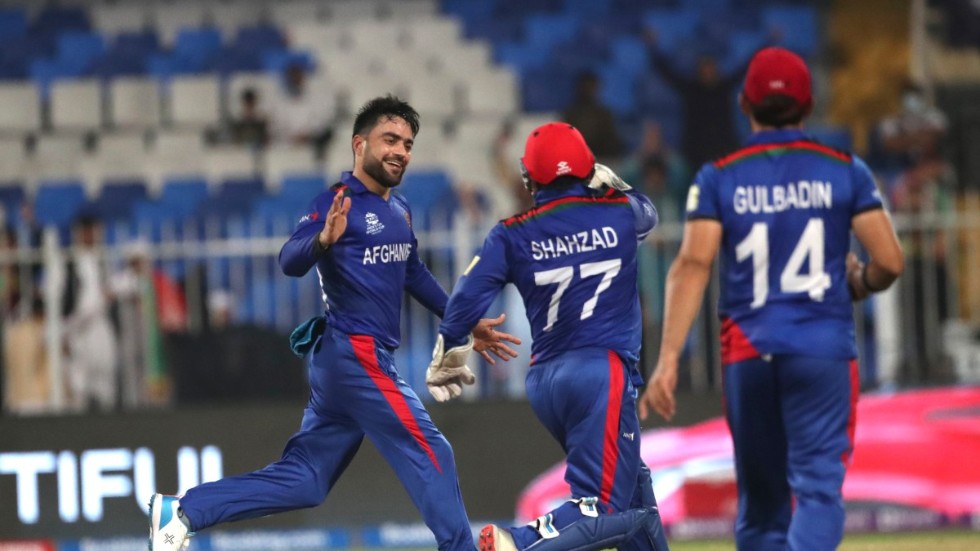 Afghanistans Rashid Khan jublar efter att ha bränt ut en skotsk spelare.
