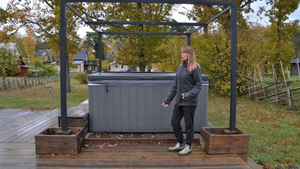 Ägaren till Fidepuben, Maria Isaksson, framför den jacuzzi som mark-och miljööverdomstolen nu bestämt får stå där den står. Domstolen har nämligen ändrat länsstyrelsens beslut, och beviljat dispens från strandskyddsreglerna. 