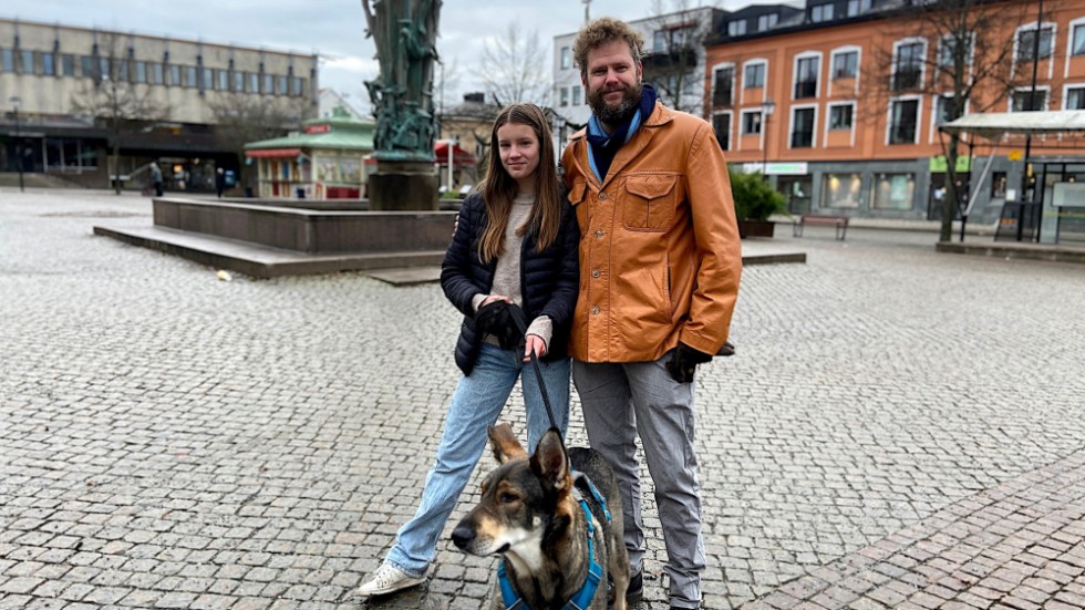 Belle Forsén, hunden Iggy och Marcus Forsén på Stora torget på fars dag.