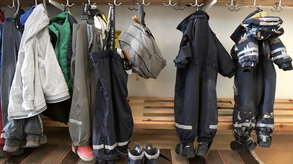 Barnvagn, overaller och vinterkängor – stora utgifter i en barnfamilj. Arkivbild.