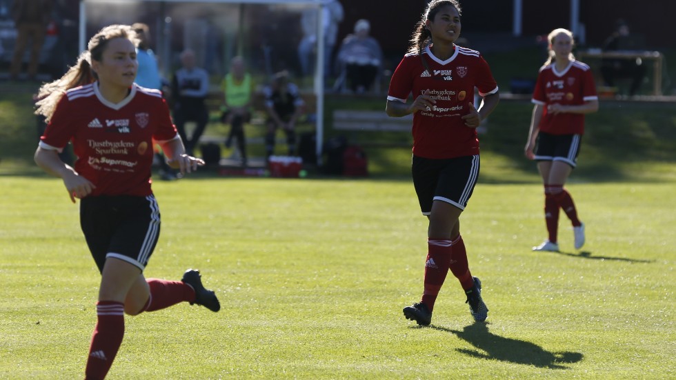 Izabella Preusse och Malin Engström i Tjust IF fortsätter att göra bra ifrån sig under försäsongen. På lördagen vann laget mot Färjestaden.