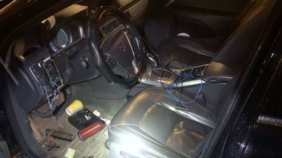 Bilden i polisens förundersökning visar hur inredning och utrustning i taxibilen slagits sönder. Nu åtalas en kvinna.