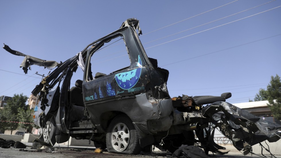 Minst åtta människor dödades när två minibussar exploderade i Kabul på torsdagen.