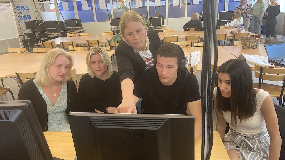 Linnéa Olofsson, Elwira Angsebo, läraren Maja Fredriksson, Filip Almqvist och Alin Oulaywan redigerar filmen om kuratorerna. 