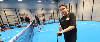 Vill locka fler yngre att spela padel: "Roligast att slå till bollen"