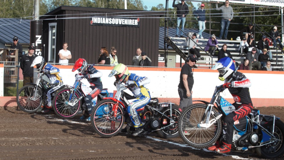 Piraternas polacker Oskar Fajfer i gul huva och nye Mateusz Tonder i vit huva längst bort ser ut att vara bra med i starten av heat två. Men Adrian Gala och Jonas Jeppesen räddar 3-3 för hemmalaget Indianerna som vann stort i derbyt.