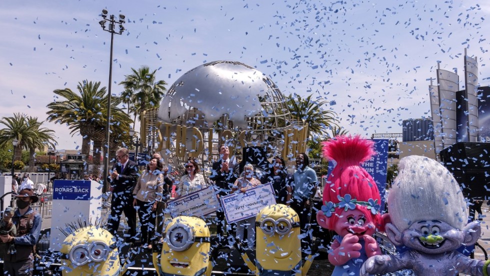 Kaliforniens guvernör Gavin Newsom på plats vid ett lotteri för vaccinerade på Universal Studios.
