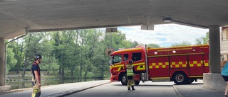 Bil körde in i garageport – en till sjukhus