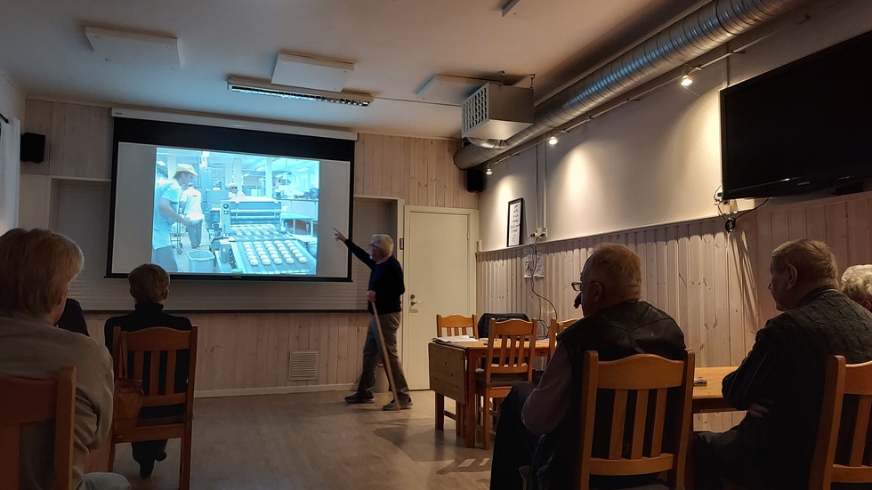 Gunnar Hansson visar hur tillverkningen av bake-off går till.