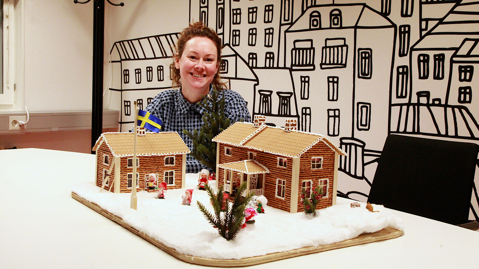 Anna Olofsson är mäklare för pepparkakshuset som sprider julig doft på kontoret de här dagarna. Hon är glad att huset får så mycket uppmärksamhet då pengarna går oavkortat till SOS-barnbyar i Ukraina.