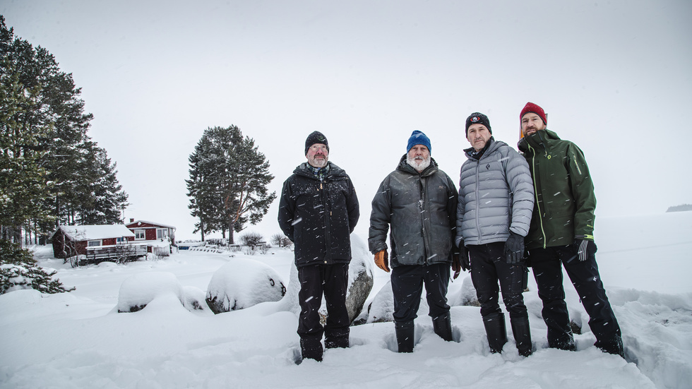 Fastighetsägarna Johan Vikström, Per-Johan Ylivainio, Lars Vikström och Jonny Celander rasar mot Smurfit Kappas planer på att byta ut avloppstuben i Vargödraget och placera en avluftingsbrunn vid strandkanten som man befarar ska sprida dålig lukt i området. "Folk som inte är vana vid lukten hulkar", säger Jonny Celander.