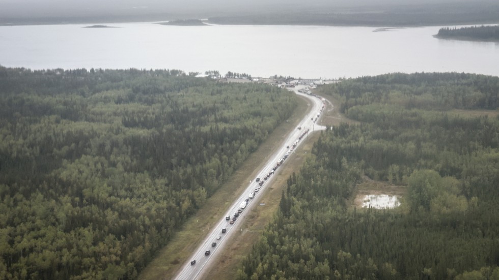 Bilar på rad köar ut ur Yellowknife.