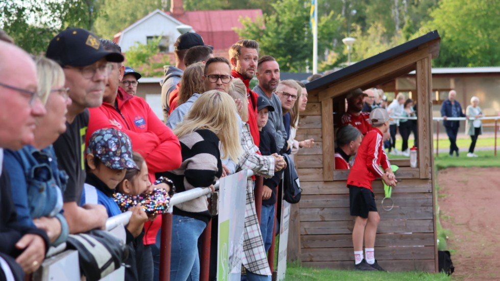 Hundratals åskådare hade sökt sig till Idrottsparken på fredagen för att se derbyt.