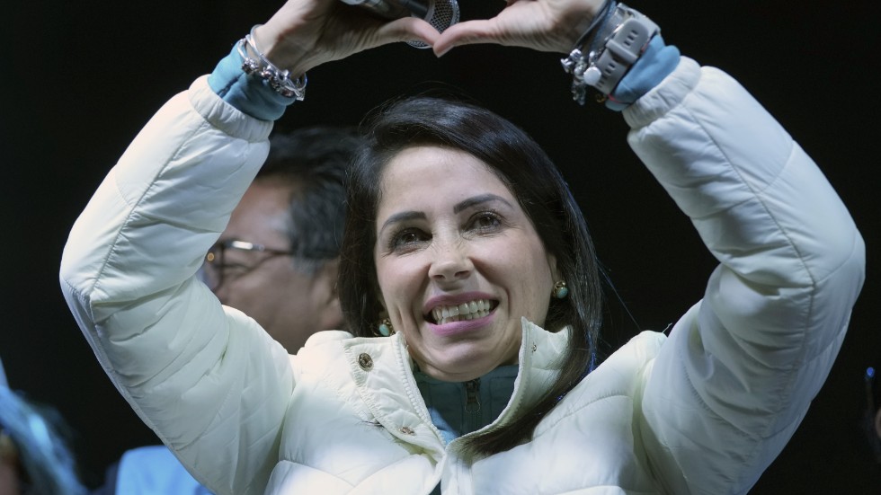 Luisa González fick flest röster i första omgången av Ecuadors presidentval, här syns hon på sitt partis valvaka.