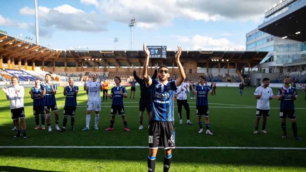 Sirius och Joakim Persson fick fira tillsammans med supportrarna efter 3–0 mot Kalmar.