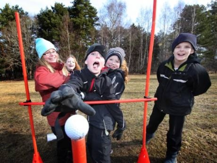 Äventyrsstationer. Alla i laget hjälps åt när bollen ska tas av Melwin, Elias, Adam, Sanna, Jessie och Moa.Foto: Rolf Jönsson