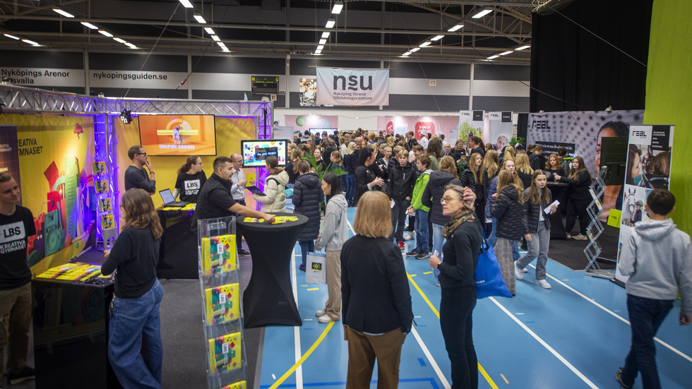 
Uppåt 2 000 elever från framförallt nioendeklass besöker den årliga gymnasiemässan på Rosvalla. 