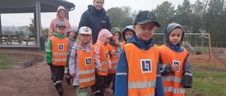 Barnen ska få gå till förskolan även om föräldrarna inte betalar