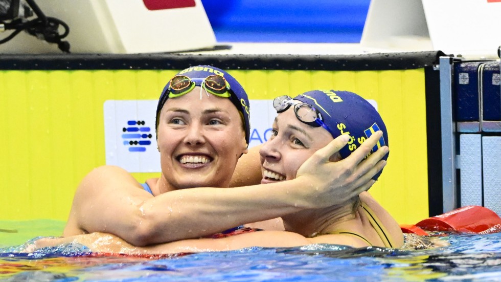Michelle Coleman kramar om Sarah Sjöström efter dennes världsrekord i semifinalen. Coleman tog sig också vidare till final.