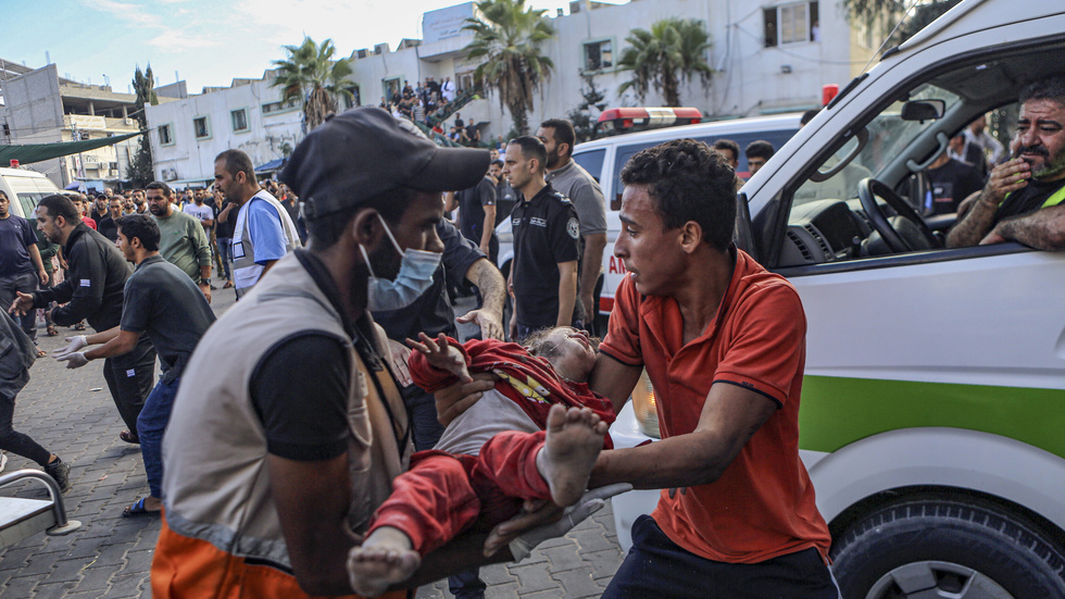 Ett skadat palestrinskt barn lämnas till medicinsk personal utanför sjukhuset  al-Shifa i Gaza efter Israels luftattack mot staden den 17 oktober i år. "I detta krig finns bara förlorare", menar krönikören Andreas Hoffsten.