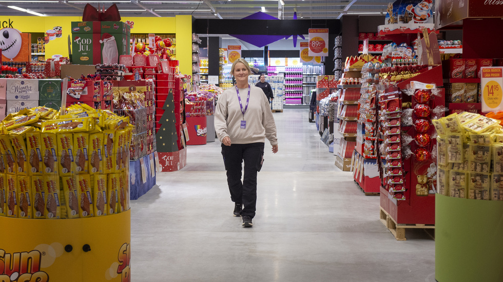 Butikschefen Ewa Skärnell är förväntansfull inför öppningen. Hon berättar att det har varit mycket att göra men att allt har gått bra.