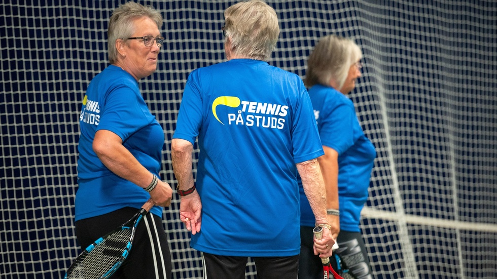 Tennis på studs har vuxit i Sverige. Nu kommer det till Nyköping också. Det är tennisens sätt att anamma RF:s satsning Idrott för äldre. "Man ska inte ha spelat tennis tidigare, man ska vara ny. Har du spelat innan är du nästan för duktig för Tennis på studs" säger Emma Ernlund på Svenska tennisförbundet.