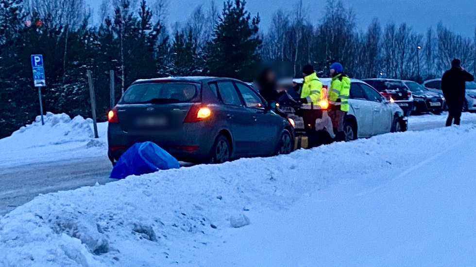 Kollision mellan två bilar på riksväg 51.