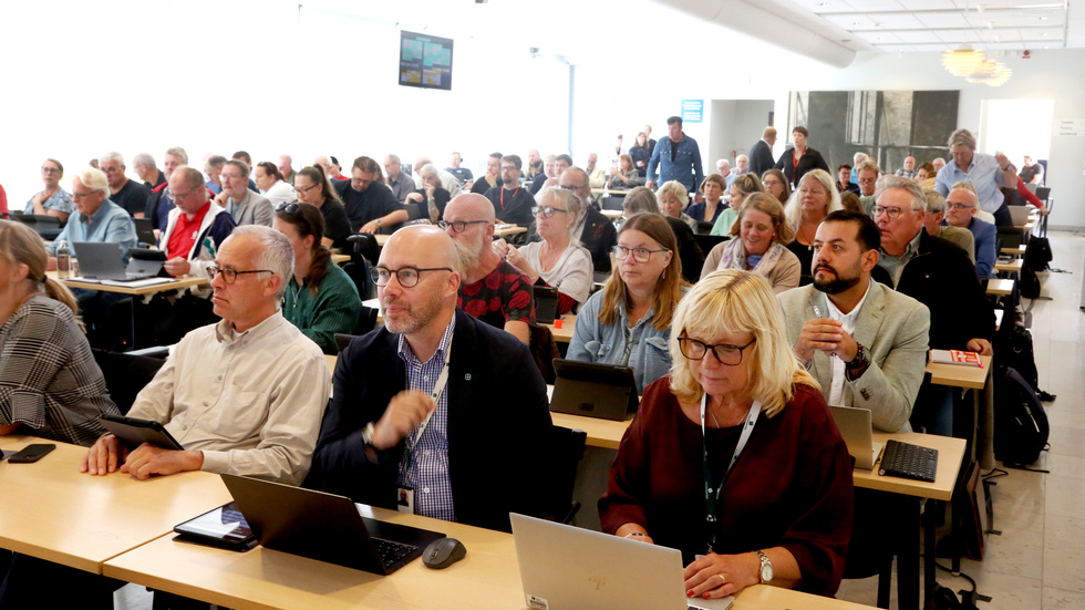 Närmast i bild från höger ser vi Centerpartiets Eva Nypelius och Johan Malmros.