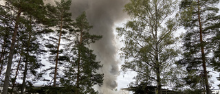 Släckningsarbetet av storbranden har pågått hela natten