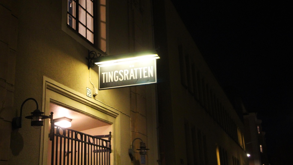 De trasiga billysena ledde polisen till mannens bostad – där man hittade ett hagelgevär. Nu åtalas han vid Norrköpings tingsrätt.