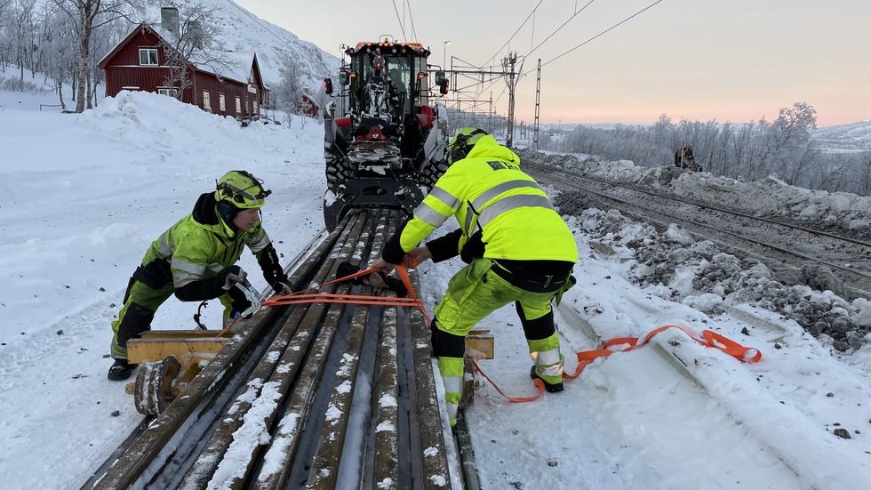 Två urspårningar på Malmbanan har stoppat all trafik längs sträckan i nästan tre månader. Nu får godstrafiken köra men persontågen får vänta till tidigast 18 juni.