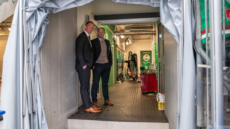 Cam och Chris Abbott i spelargången som skiljer korridoren med omklädningsrum från isen i Catena Arena. Bröderna har nu talat ut efter att de fick sparken i Rögle förra veckan. 