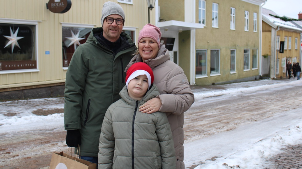 Mathias och Caroline Wernetorp upplever att mellandagsrean inte är en lika stor grej som det var förr. "Det känns som att det var en mycket större grej för tio år sedan. Nu kan det ju vara rea både innan, under och efter jul, så det är inte lika speciellt", säger de. Här på bild med sonen Elwin Wernetorp.