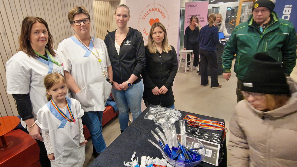 Representanter från vården var plats för att locka fler till Gällivare sjukhus. Jessica Wahlman, sjuksköterska på barnavdelningen på Gällivare sjukhus och dottern Lykke, Annelie Olofsson,  enhetschef på barnmottagningen och barnavdelningen. Caroline Hillerström och Lina Orpus är sjuksköterskor på akutmottagningen på Gällivare sjukhus. 