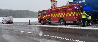 Personbil klämdes mellan lastbil och mitträcket