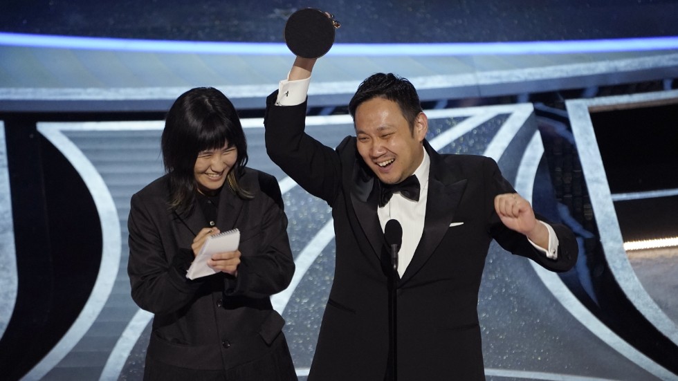 Ryusuke Hamaguchi under Oscarsgalan 2022 då han tog emot priset för bästa internationella film för "Drive my car". Arkivbild.