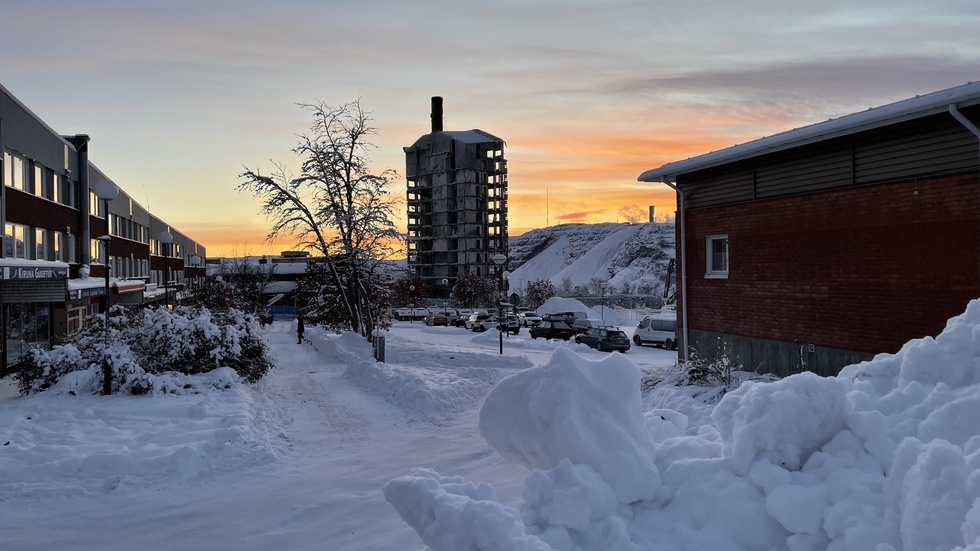 Kiruna vintern 2023. Snusdosan, snart bara ett skelett av en byggnad. Nästa år ska alla byggnader i området vara rivna, och där byggnaderna stått ska det vara en färdig park i slutet av augusti.