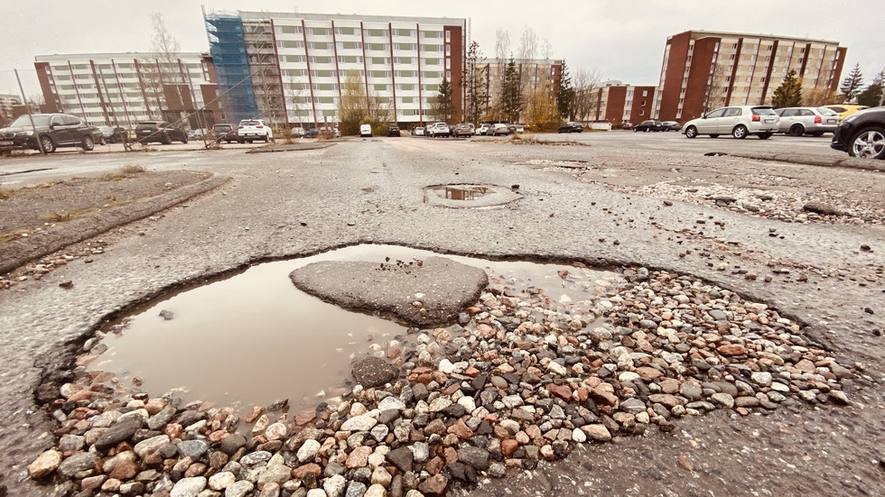 Den stora parkeringen bakom bostadshusen i Årby har utsetts till fulast i Sverige.