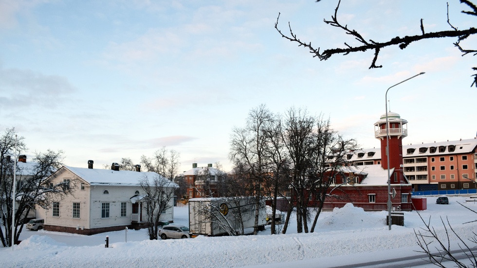 Gamla sjukstugan och gamla brandstation, som står i vägen för kyrkan som ska rulla förbi här 2025.