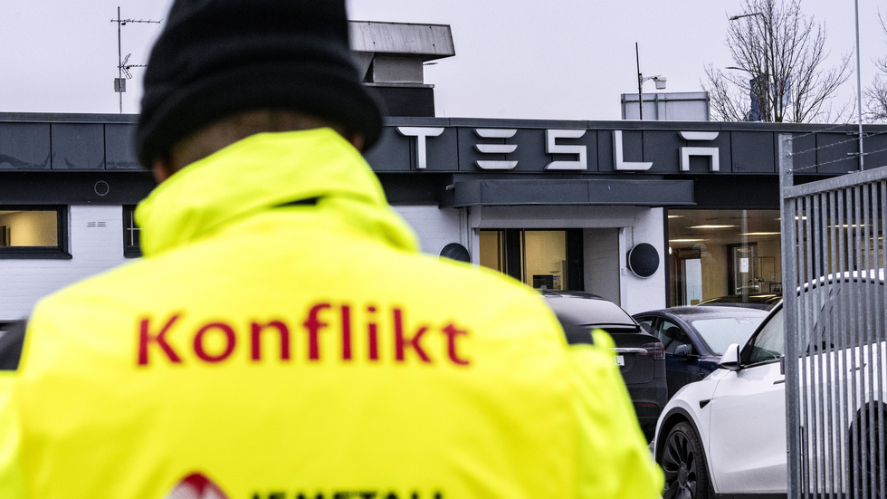 Anställda på Postnord sympatistrejkar eftersom Tesla inte tecknat kollektivavtal med IF Metall. Här är en strejkvakt från IF Metall utanför Tesla-anläggningen i Malmö.
