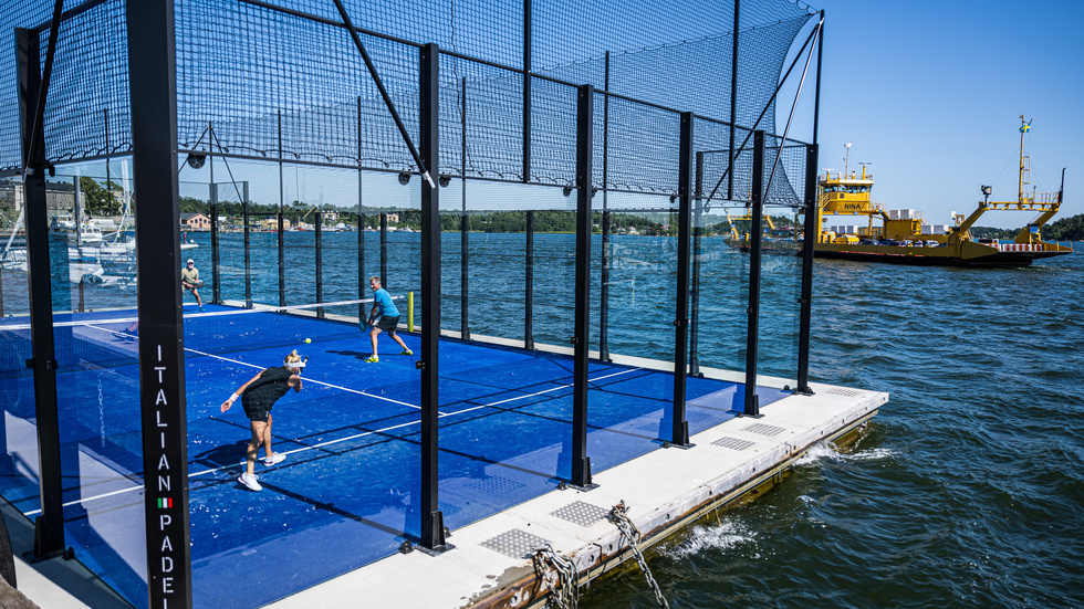 Fåglar uppfattar inte plexiglasväggarna runt padelbanor. I Spanien har det blivit ett påtagligt problem. Arkivbild.