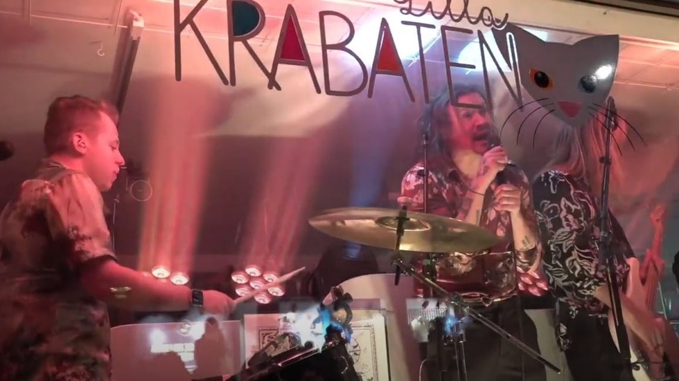 Senast Jack Moy spelade i Uppsala var i skyltfönstret till leksaksbutiken Lilla krabaten. Fredag 10 maj är han tillbaka i stan, för en konsert där "ångest och livskris blandas friskt med dans och eufori", enligt pressmeddelandet.. 
