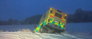 Ambulans hamnade i diket       